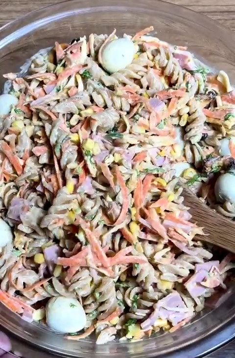 Salada de macarrão com ovos de codorna