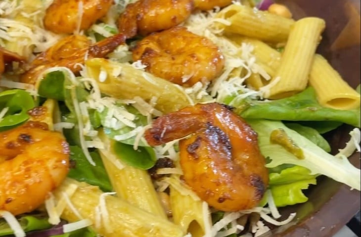 Salada de macarrão com pesto e camarão