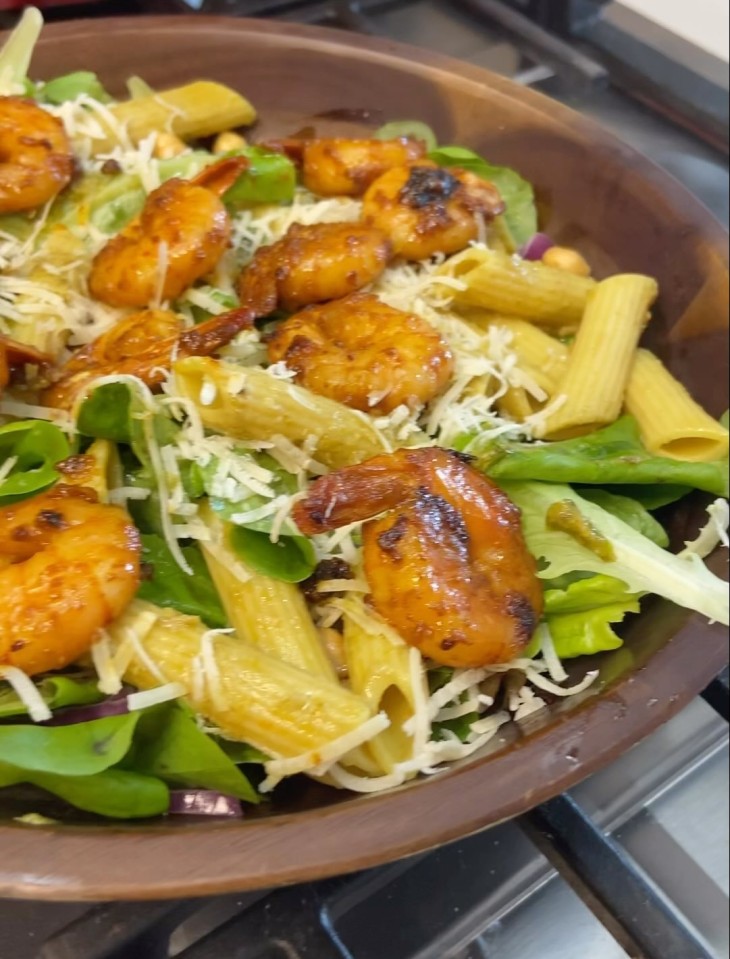 Salada de macarrão com pesto e camarão