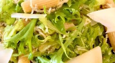 Salada de macarrão com pesto e frango