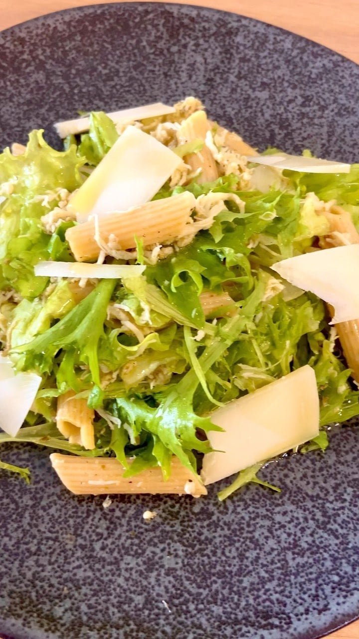 Salada de macarrão com pesto e frango