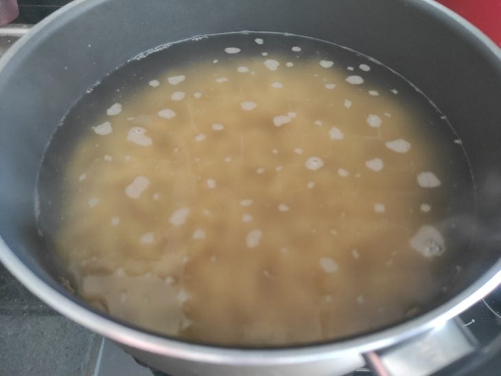 Macarrão em uma panela com água fervente.