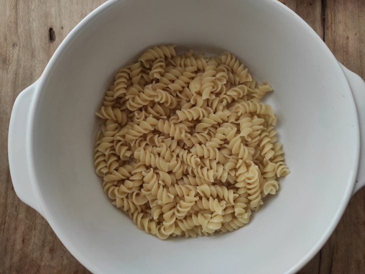 Macarrão cozido reservado em um refratário.