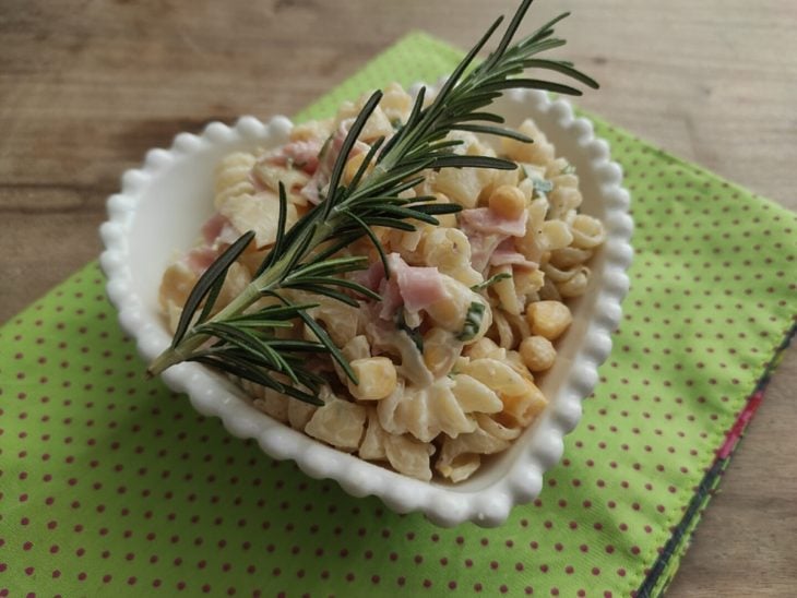 Salada de macarrão com presunto pronta para servir.