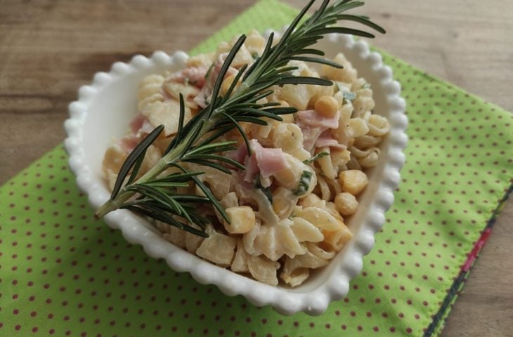 Salada de macarrão com presunto