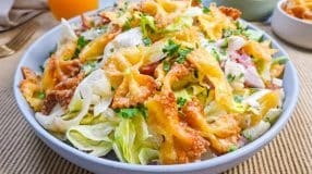 Salada de macarrão crocante