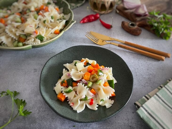 Salada de macarrão fria servida