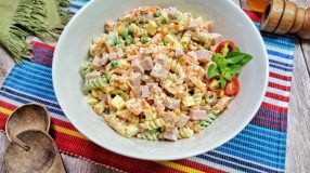Salada de macarrão parafuso