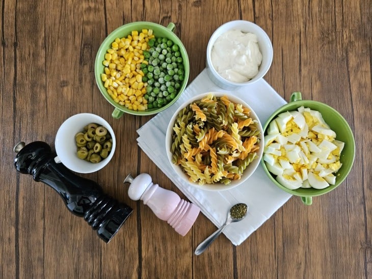 Ingredientes da salada de macarrão parafuso simples.