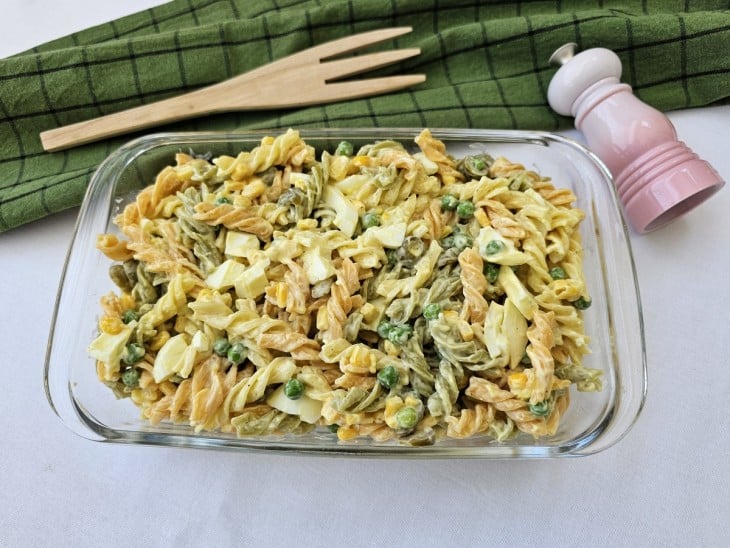 Salada de macarrão simples disposta em um refratário.