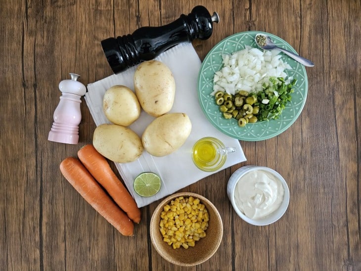 Ingredientes da salada de maionese reunidos.