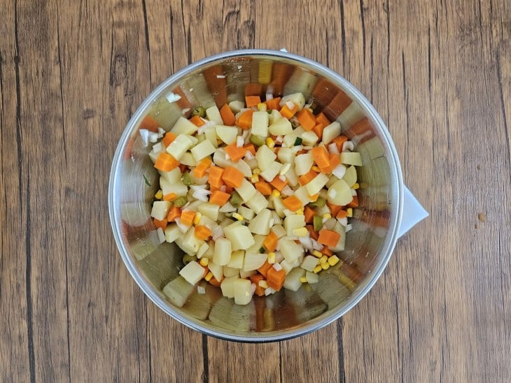 Tigela com legumes em cubos misturados.