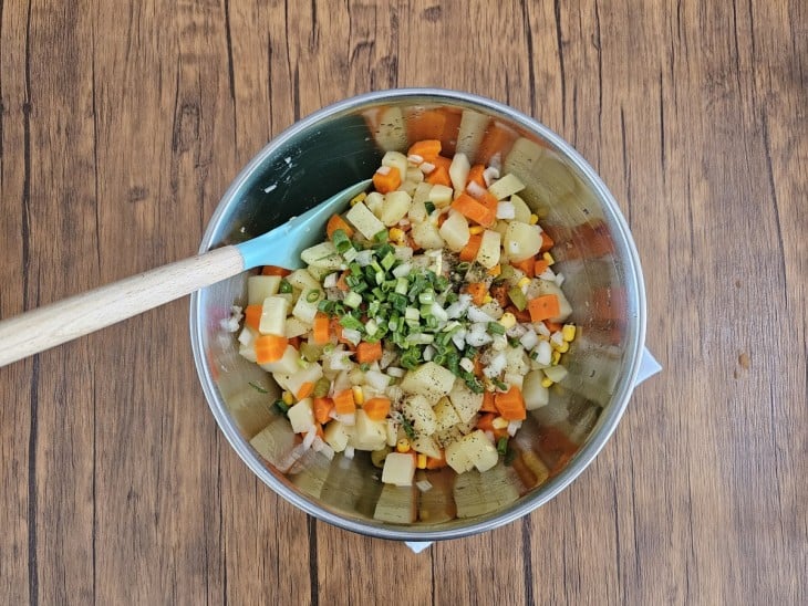 Ingredientes da salada de maionese em uma tigela.