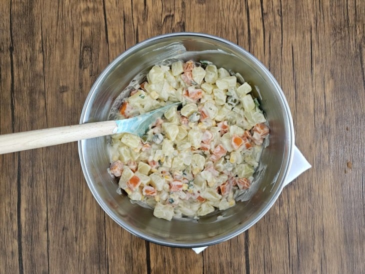 Salada de maionese com aspecto cremoso em uma tigela.