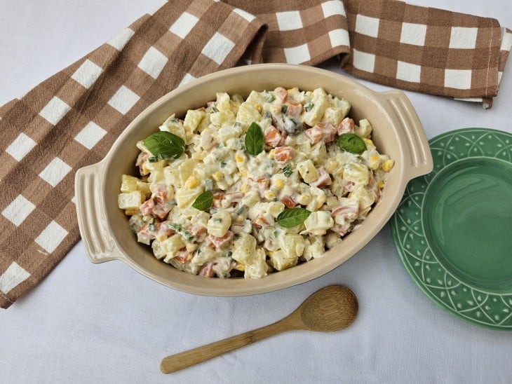 Refratário com salada de maionese pronta.