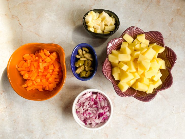 Ingredientes descascados e picados.