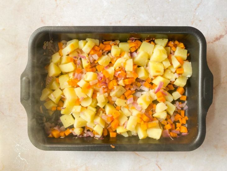 Na assadeira, legumes após sairem do forno.