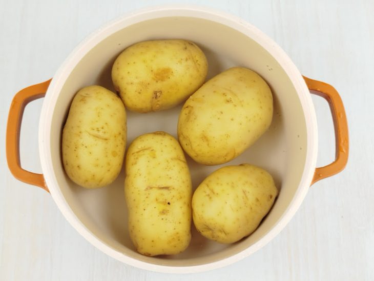Batatas inteiras na panela.