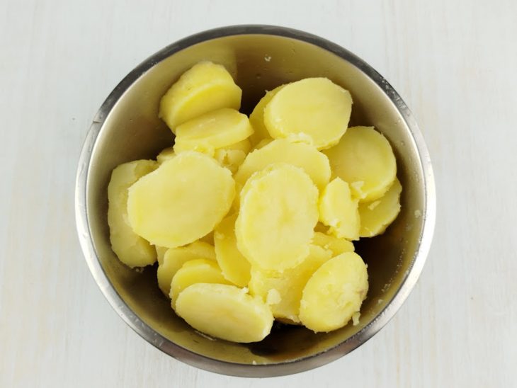 Batatas em rodelas numa tigela.
