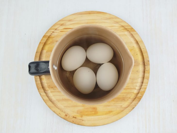 Ovos cozidos numa leiteira.