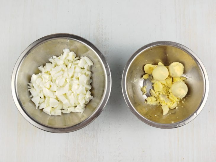 Clara e gemas dos ovos separadas.