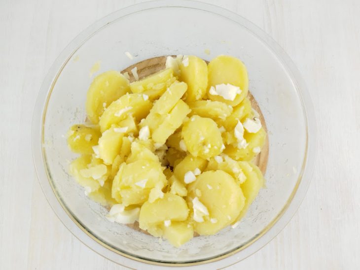 Claras adicionadas às batatas.