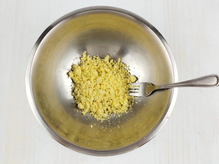 Gemas amassadas numa tigela.