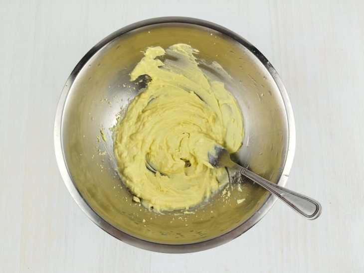 Na tigela, o creme com as gemas.