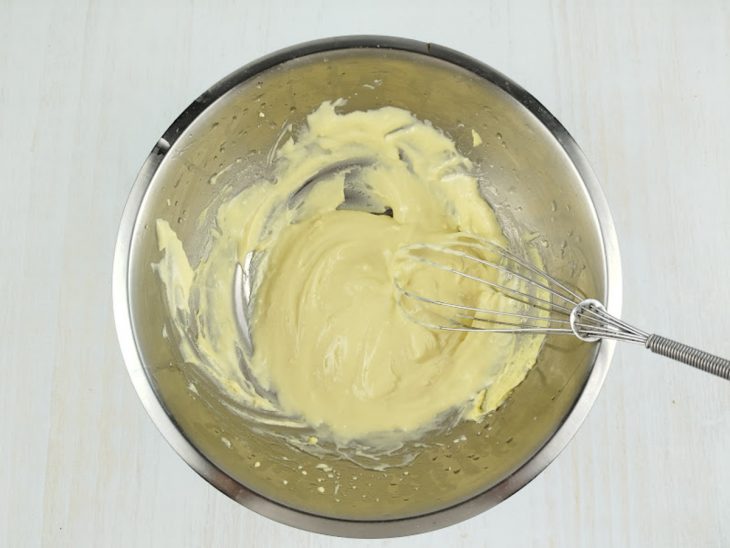 Gemas e óleo misturados na tigela.