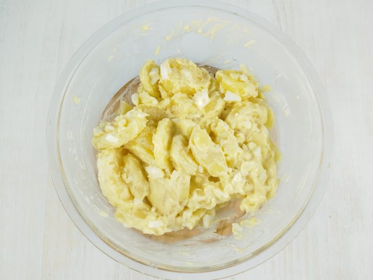 Maionese caseira envolta nas batatas.