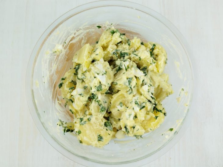 Cheiro verde adicionado na salada.