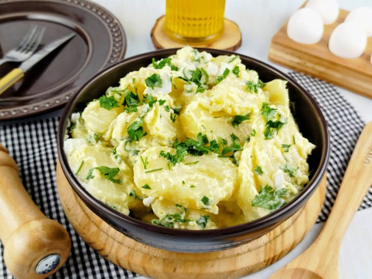 Salada pronta, servida em tigela.