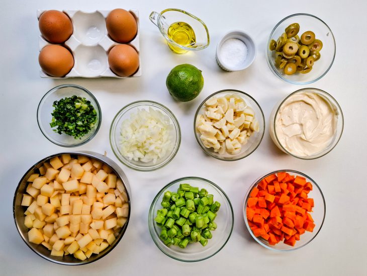Ingredientes reunidos na bancada.