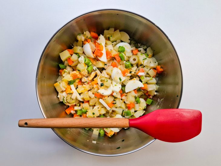 Numa tigela, os ingredientes misturados, juntos ao suco de limão, o azeite e o sal.