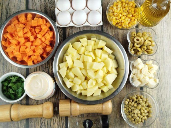 Ingredientes reunidos na bancada.