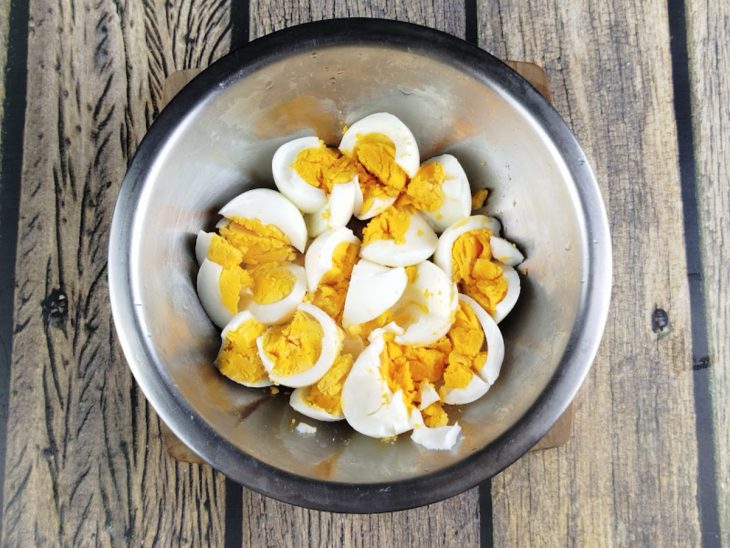 Numa tigela, ovos cozidos em cortados em cubos grandes.