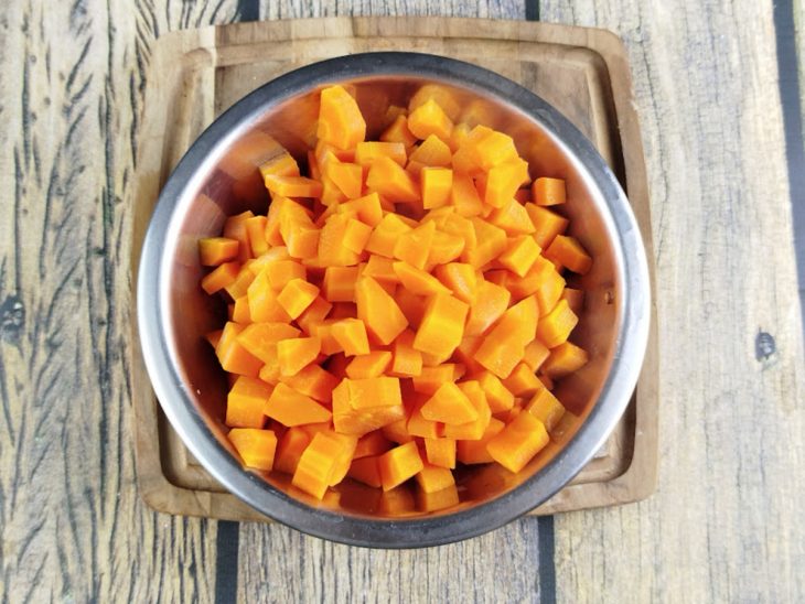 Em outra tigela, os cubos de cenoura já cozidos.