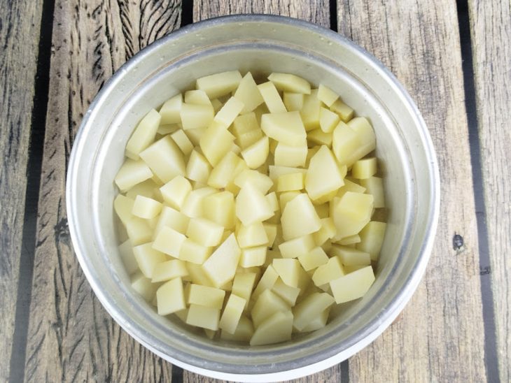Em outra tigela, os cubos de batata já cozidos e reservados.