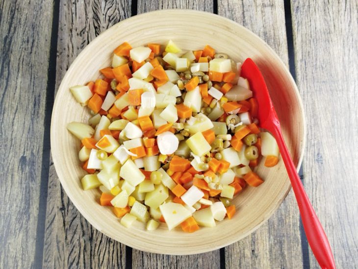 Em outra tigela, o palmito, o milho, as ervilhas e as azeitonas picadas, adicionados a cenoura e as batatas.