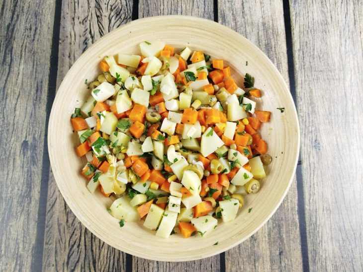 Ingredientes temperados com orégano, pimenta-do-reino, cheiro-verde e sal a gosto.