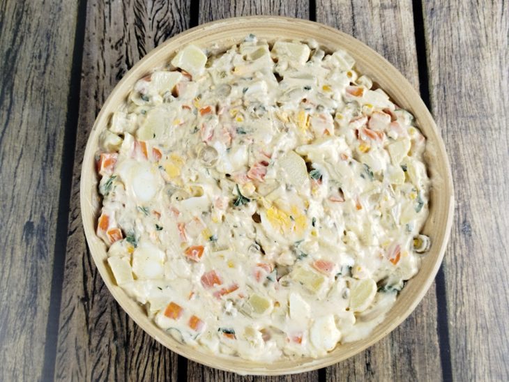 Na mesma tigela, os ovos e a maioneses adicionados.