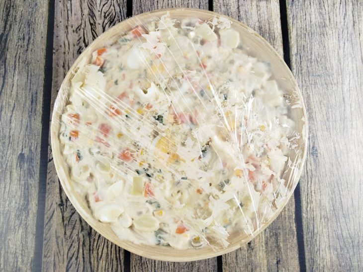 Tigela coberta com plástico filme.