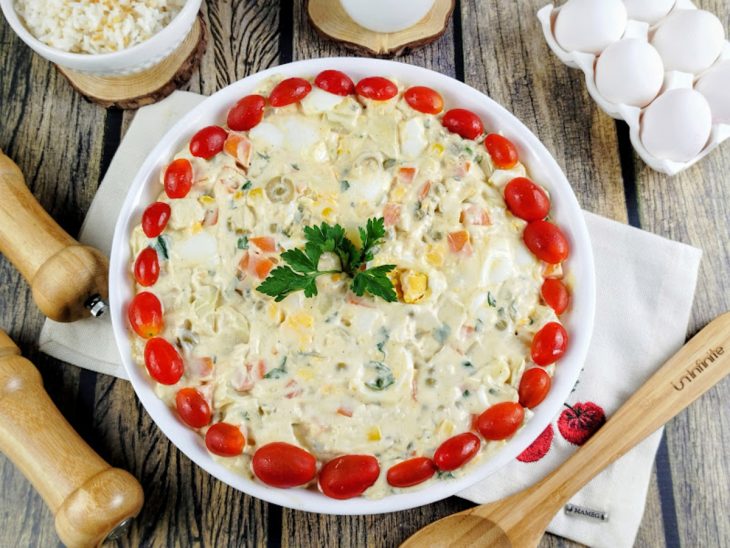 Salada saída da geladeira, pronta para servir.