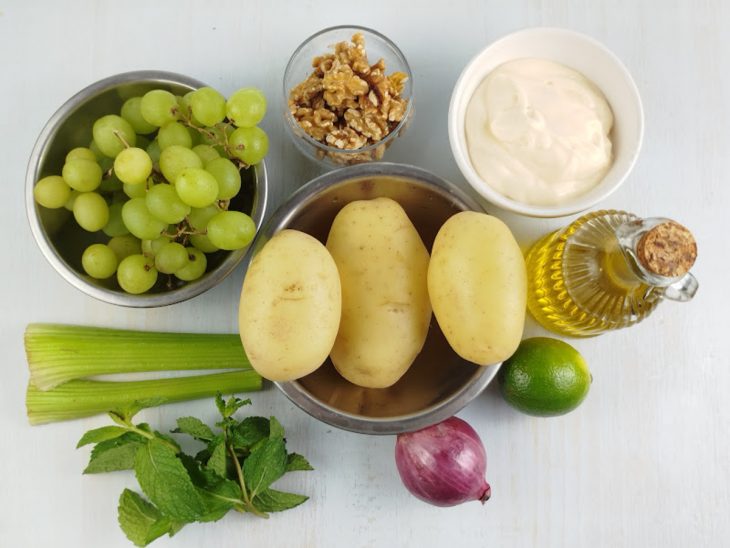 Ingredientes reunidos na bancada.