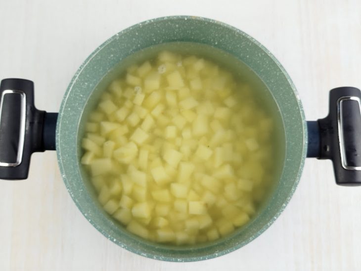 Na panela, as batatas cozidas.