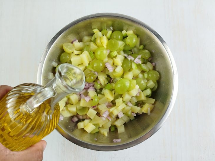 Ingredientes regados no azeite e temperados com sal.