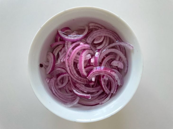 Cebola em fatias finas de molho na água.
