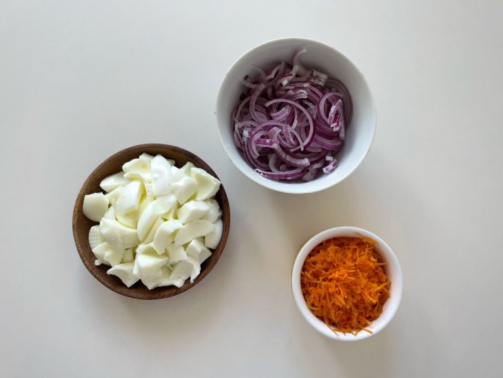 Ingredientes em recipientes distintos.