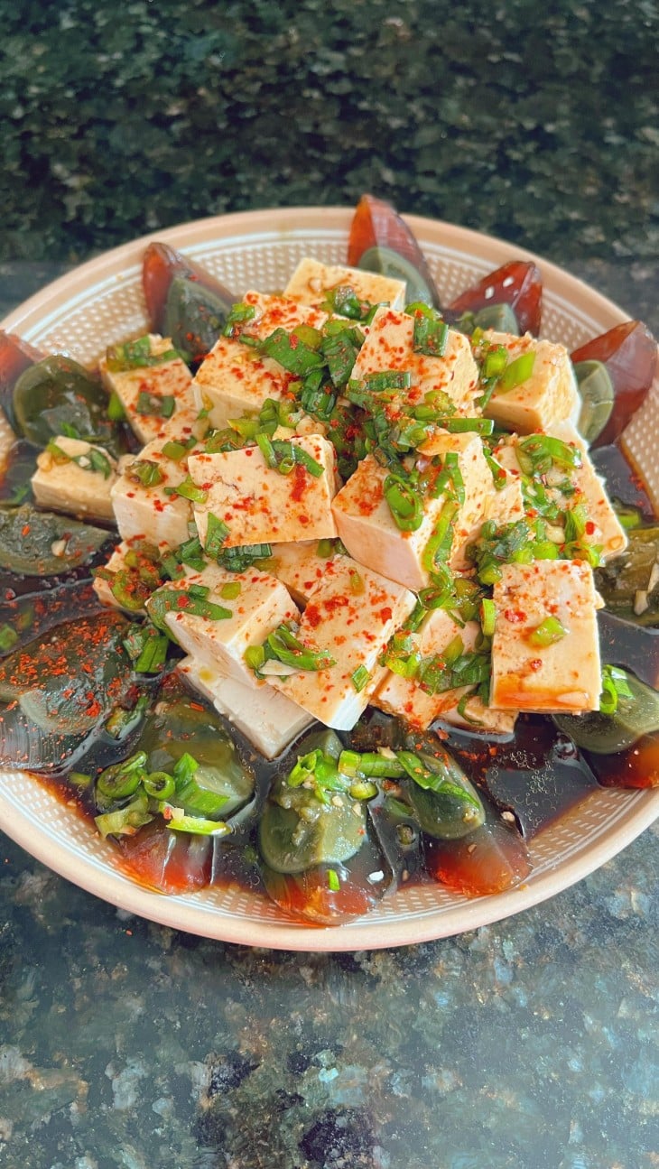 Salada de ovo centenário com tofu