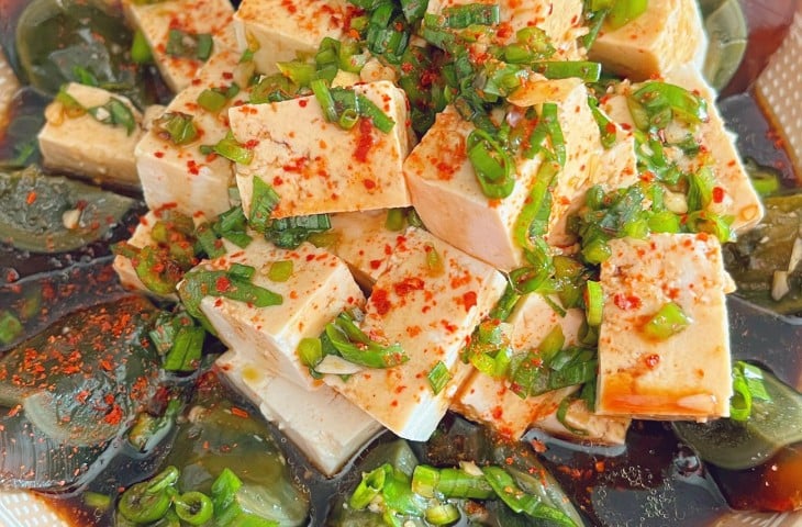 Salada de ovo centenário com tofu